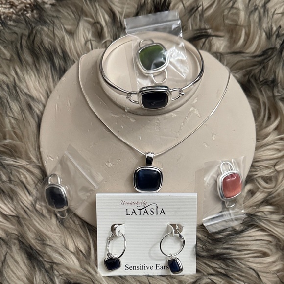 Silver and Blue Jewelry Set - Picture 3 of 5